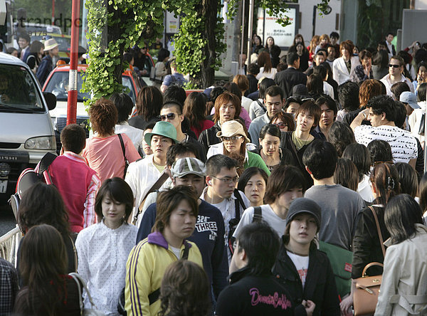 Menschen auf einem Fussgaengerueberweg  Zebrastreifen in Harajuku auf der Omotesando  Tokio  Japan  Asien