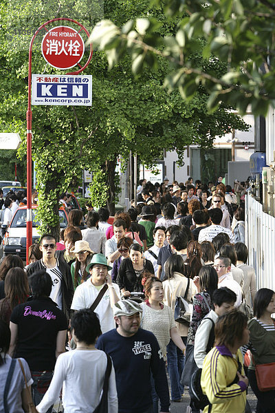 Menschen auf einem Fussgaengerueberweg  Zebrastreifen in Harajuku auf der Omotesando  Tokio  Japan  Asien