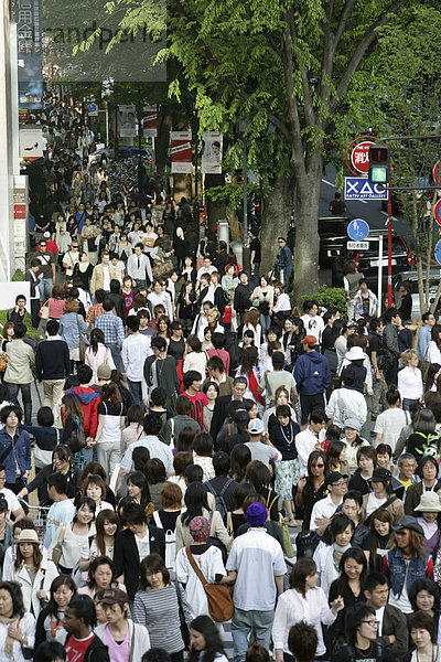 Menschen auf dem Gehweg  Omotesando  Harajuku  Tokio  Japan  Asien
