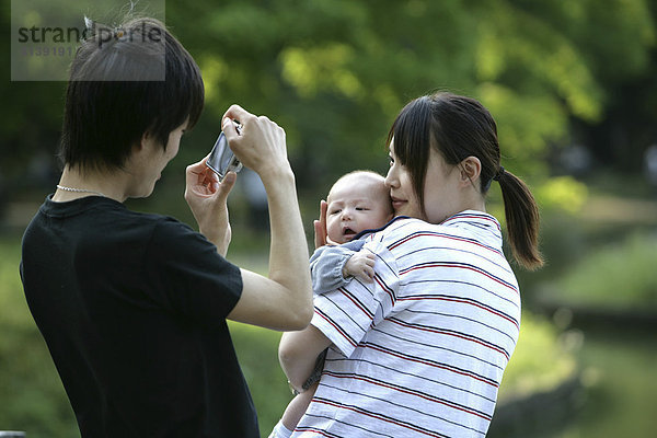 Pärchen mit Baby  Yoyogi Park  Harajuku  Tokio  Japan  Asien
