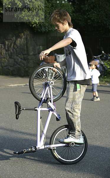Junge mit BMX-Rad  Yoyogi Park  Harajuku  Tokio  Japan  Asien