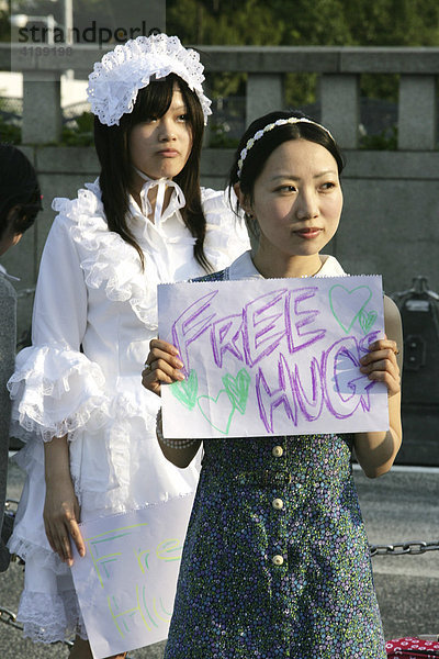 Mädchen bietet kostenlose Umarmungen an  Yoyogi Park  Harajuku  Tokio  Japan  Asien