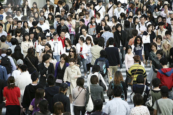 Japan  Tokio: Menschen auf einem Fußgängerüberweg  Zebrastreifen in Harajuku auf der Omotesando.