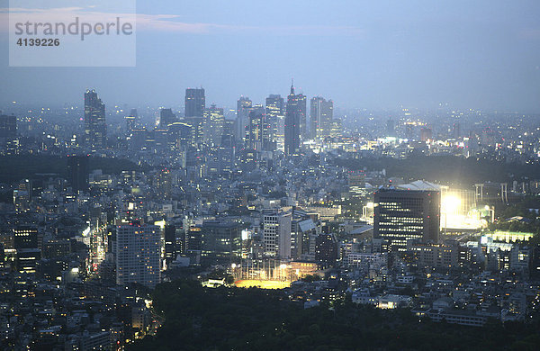 Japan  Tokio: Blick vom Roppongi Hills Mori Tower  Aussichtsdeck Tokyo-City-View 238 Meter hoch. Blick auf Shinjuku.