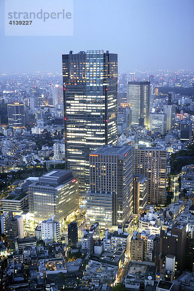 Japan  Tokio: Tokyo Midtown Komplex im Stadtteil Roppongi mit Tokyo Midtown Tower  von den Architekten Tadao Ando und Jun Aoki  mit Luxushotel The Ritz Carlton