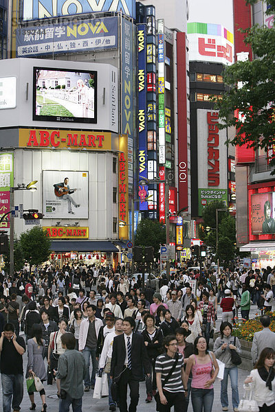 Japan  Tokio: Stadtteil Shinjuku. Ostseite der Shinkuku Station  Einkaufs- und Vergnügungsviertel an der Shinkuju Dori Strasse.