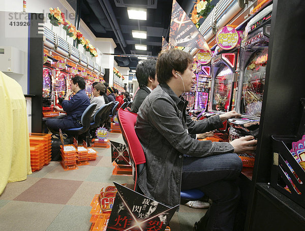 Japan  Tokio: Pachinko Spielhalle. Typisches Japanisches Automatenspiel.