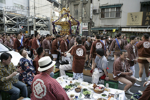 Japan  Tokio: Kanda-Sai. Hohes Fest der Shintoistischen Gemeinde des Kanda-Moyjin-Schrein. Die Gottheit des jeweiligen Tempels wird bei diesen Matsuri-Schreinfesten in heiligen Sänften durch die Gemeinde getragen  traditionelles japanisches  religiöses Fest.
