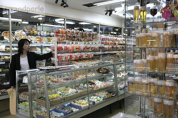 Japan  Tokio: Geschäft in Kappabashi im Stadtteil Asakusa  Lebensmittel  Speisen  Getränke aus Kunststoff und Wachs für Restaurants als Präsentation angebotener Gerichte.