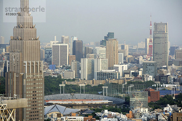Japan  Tokio: Stadtteil Shinjuku. Geschäftsviertel  Blick vom Rathaus.