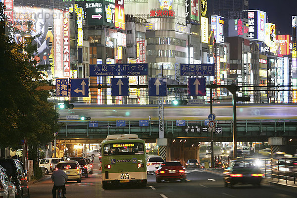 Leuchtreklame  Stadtteil Shinjuku  Ostseite der Shinkuku Station Einkaufs- und Vergnügungsviertel an der Shinjuku Subnade Strasse  Tokio  Japan  Asien