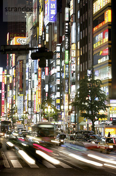 Leuchtreklame  Stadtteil Shinjuku  Ostseite der Shinkuku Station Einkaufs- und Vergnügungsviertel an der Shinjuku Subnade Strasse  Tokio  Japan  Asien