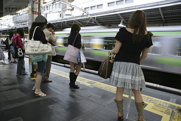 Bahnsteig  Nahverkehr JR-Lines in Tokio  Japan  Asien