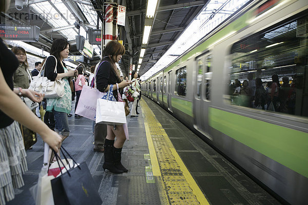 Bahnsteig  Nahverkehr JR-Lines in Tokio  Japan  Asien