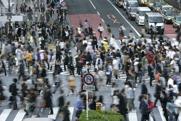 Menschen auf einem Fussgängerüberweg Zebrastreifen in Shibuya  die Fussgängerkreuzung ist angeblich die geschäftigste der Welt  Tokio  Japan  Asien
