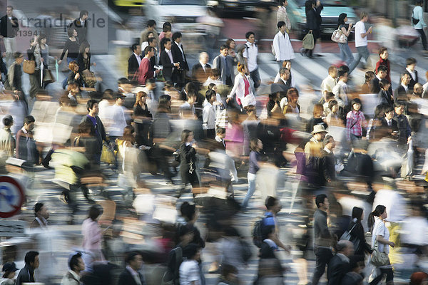 Menschen auf einem Fussgängerüberweg Zebrastreifen in Shibuya  die Fussgängerkreuzung ist angeblich die geschäftigste der Welt  Tokio  Japan  Asien