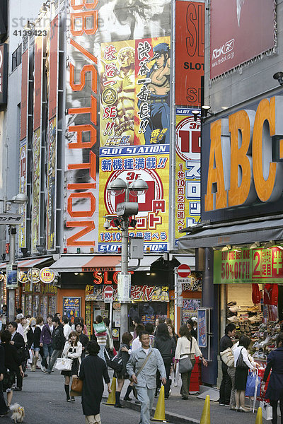 Einkaufsviertel  Stadtteil Shibuya  Tokio  Japan  Asien