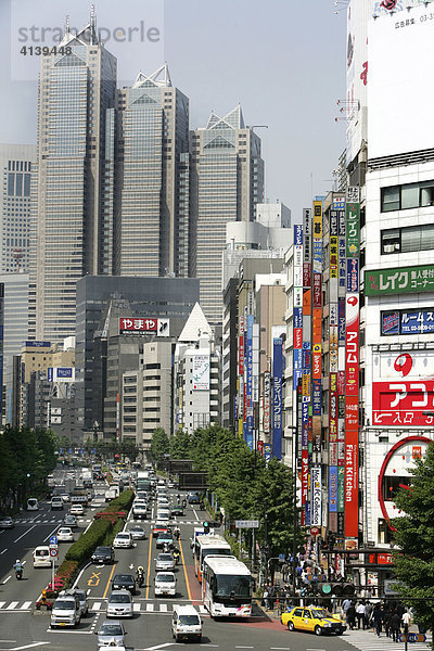 Stadtteil Shinjuku. Koshu Kaido Strasse hinten Gebäude der Staddtverwaltung Rathaus. Tokio Japan Asien