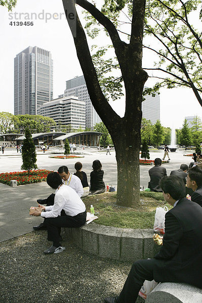 Palace Plaza Park am Kaiserpalast direkt am Geschäftsviertel Marunouchi. Mittagspause. Tokio Japan Asien