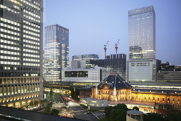 Viertel rund um die Tokyo Station  zahlreiche neue Gebäude Komplexe mit Büros  Hotels  Shopping Malls  Restaurants  Museen  Tokio  Japan  Asien