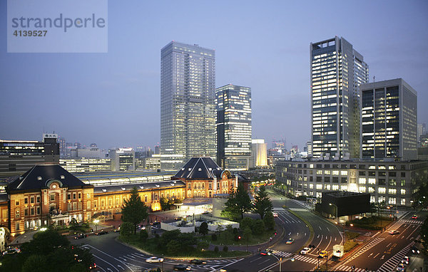 Viertel rund um die Tokyo Station  zahlreiche neue Gebäude Komplexe mit Büros  Hotels  Shopping Malls  Restaurants  Museen  Tokio  Japan  Asien