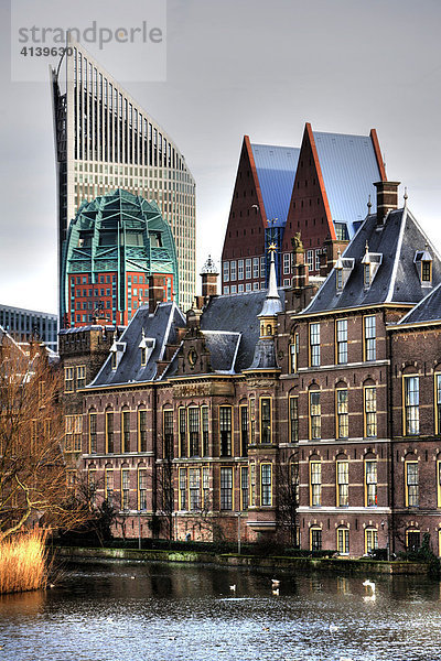NLD  Niederlande  Den Haag: Parlamentsgebäude und Hauptsitz des niederländischen Ministeriums für Erziehung  Kunst und Wissenschaft (hinten  Hochhaus)