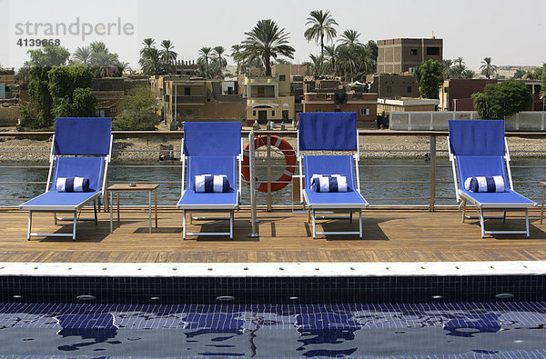 Liegestühle  Nil Kreuzfahrt mit dem neuen Flusskreuzfahrtschiff Zahra zwischen Assuan (Aswan) und Luxor  Ägypten  Afrika