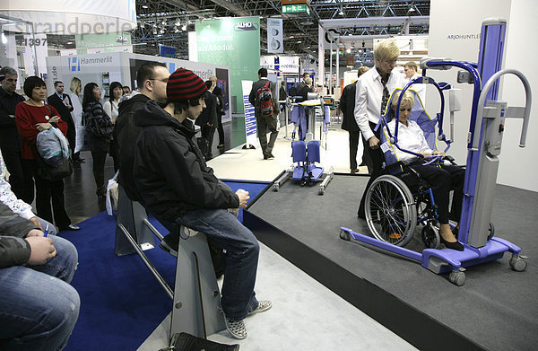 Lift für bettlägrige Patienten um sie z.b. in einen Rollstuhl zu transportieren  Medica 2007  Weltgrösste Fachmesse für Medizin  Düsseldorf  Nordrhein-Westfalen  Deutschland
