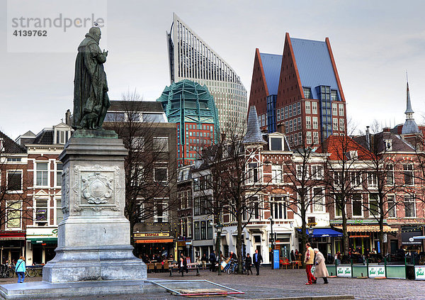 Alte und neue Skyline  Plein Platz mit Wilhelm of Orange Denkmal und den Gebäuden Hoftoren  hinten Zurichtoren  Den Haag  Niederlande