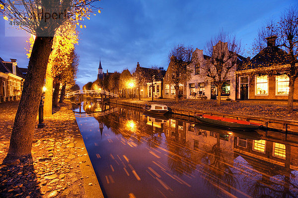 Der Ort Sloten  am Slotermeeer  die Stadsgracht mit alten Giebelnhäusern im Dorfkern  Teil der 11 Städtetour im Winter  Friesland  Niederlande