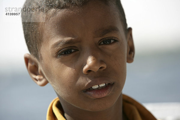 Junge auf einer Felucke bei Assuan  Ägypten  Afrika