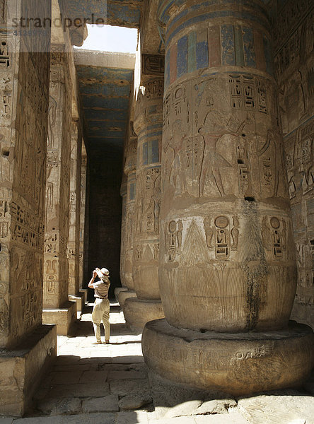 Tourist  Habu Tempel Anlage  Ramses III Totentempel  Theben-West  Luxor  Ägypten  Afrika