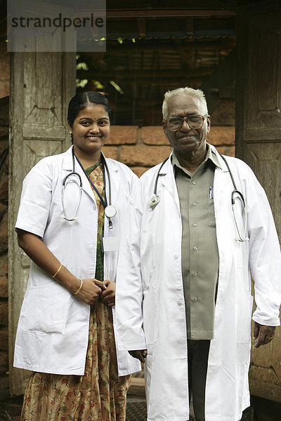 Ärzte  traditionelle Ayurveda Klinik-Resort für medizinische Anwendungen und Kuren  Somatheeram Ayurveda Resort  Trivandrum  Kerala  Indien  Asien