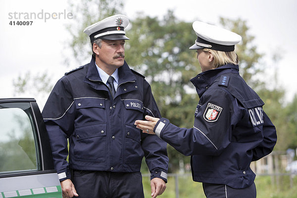 Polizei NRW  seit dem 03.12.07 tragen 1400 Polizei Beamte und Beamtinnen der Schutzpolizei neue blaue Uniformen  Düsseldorf  Nordrhein-Westfalen  Deutschland