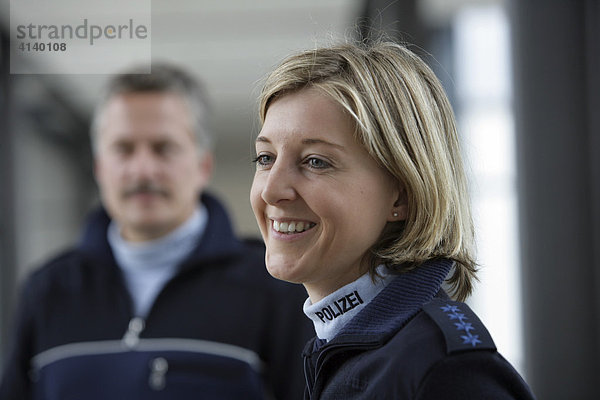 Polizei NRW  seit dem 03.12.07 tragen 1400 Polizei Beamte und Beamtinnen der Schutzpolizei neue blaue Uniformen  Düsseldorf  Nordrhein-Westfalen  Deutschland
