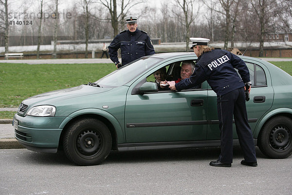 Fahrzeugkontrolle  Polizei NRW  seit dem 03.12.07 tragen 1400 Polizei Beamte und Beamtinnen der Schutzpolizei neue  blaue Uniformen. Düsseldorf  Nordrhein-Westfalen  Deutschland