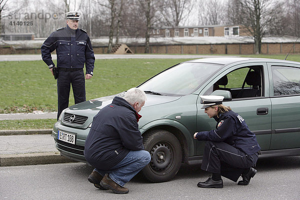Fahrzeugkontrolle  Polizei NRW  seit dem 03.12.07 tragen 1400 Polizei Beamte und Beamtinnen der Schutzpolizei neue  blaue Uniformen  Düsseldorf  Nordrhein-Westfalen  Deutschland