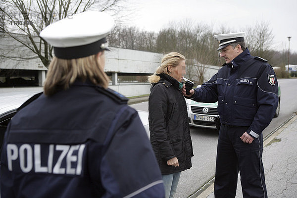 Verkehrskontrolle  Polizei NRW  seit dem 03.12.07 tragen 1400 Polizei Beamte und Beamtinnen der Schutzpolizei neue blaue Uniformen  Düsseldorf  Nordrhein-Westfalen  Deutschland