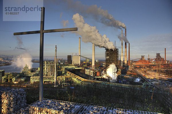 Blick vom Alsumer Berg  Gipfelkreuz  Aussichtspunkt der Route der Industriekultur  ThyssenKrupp Steel Werksgelände Hamborn  Schwelgern  Kokerei und Hochofenanlagen  Duisburg  Nordrhein-Westfalen  Deutschland