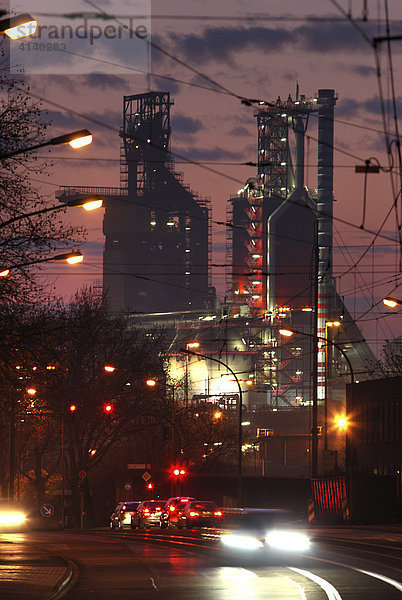Hüttenwerk von ThyssenKrupp Steel in Duisburg-Bruckhausen  auf einem 9 Quadratkilometer grossem Werksgelände betreibt der Thyssenkrupp Konzern 4 Hochofen für die Roheisengewinnung insgesamt 11.5 Mio. Tonnen jährlich. Hier Hochofen 8 (Mitte rechts. Daneben Hochofen 9 links. Ganz rechts Hochofen 4)  Kaiser-Wilhelm-Strasse der im Dezember 2007 in Betrieb genommen worden ist und als der weltweit modernste gilt. Er soll 5600 Tonnen Roheisen taeglich produzieren. Es ist der erste Hochofen der seit Anfang der 90er Jahre in neu gebaut worden ist  Duisburg  Nordrhein-Westfalen  Deutschland  Europa