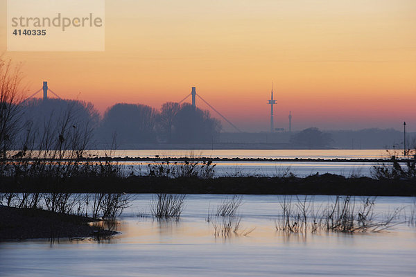 Rhein bei Duisburg Bärl bei Sonnenuntergang  Beeckerwerther Ufer  Autobahnbrücke der A42 über den Rhein  Duisburg  NRW  Deutschland