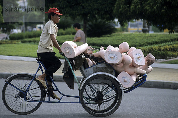 Mopeds und Rikschas transportieren alles in Ho-Chi-Minh-Stadt (Saigon)  Vietnam  Asien