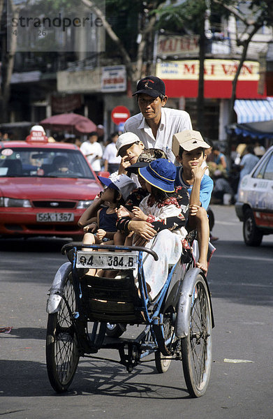 Mopeds und Rikschas transportieren alles in Ho-Chi-Minh-Stadt (Saigon)  Vietnam  Asien