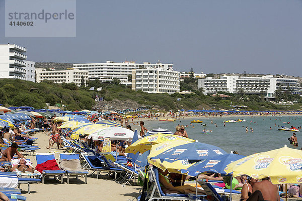 Badestrand  Bucht mit vielen Touristenhotels  Ayia Napa  Zypern  Europa