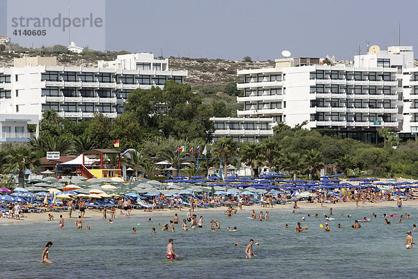 Badestrand  Bucht mit vielen Touristenhotels  Ayia Napa  Zypern  Europa