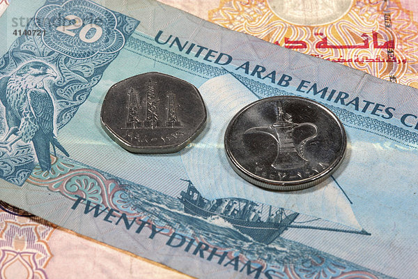 Landeswährung Dirham (Dirhem)  AED  Münze mit Motiv von Ölbohrtürmen  Vereinigte Arabische Emirate  VAE