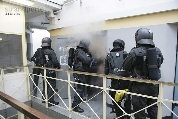 Einsatzübung eines SEK-Kommandos der Polizei  Probe für Einsatz in einer Justizvollzugsanstalt  Moers  Nordrhein-Westfalen  Deutschland