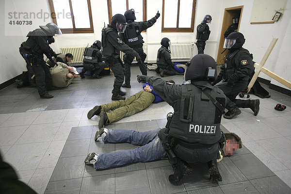 Einsatzübung eines SEK-Kommandos der Polizei  Probe für Einsatz in einer Justizvollzugsanstalt  Moers  Nordrhein-Westfalen  Deutschland