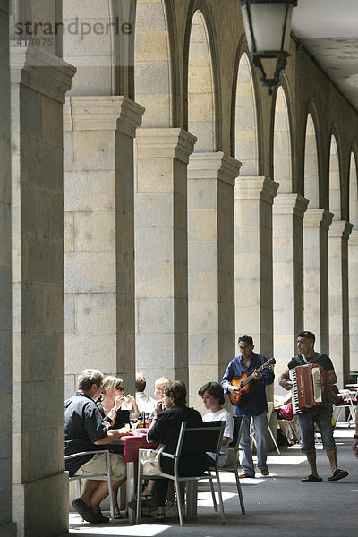 Musiker spielen für Gäste eines Cafes in der Altstadt von Girona  Costa Blanca  Katalonien  Spanien  Europa