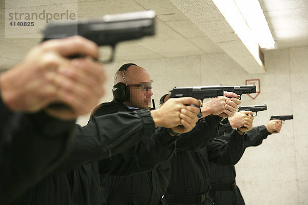 Schiesstraining eines Spezialeinsatzkommando der NRW Polizei  auf einem Raum-Schiessstand  Nordrhein-Westfalen  Deutschland